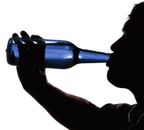 Силуэт мужчины, пьющего из бутылки